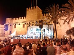 Español: Banda municipal de música frente al Castillo de Luna.