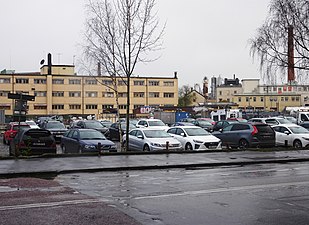 Bilparkering på kvarterets östra del, Trekantsvägen i förgrunden.