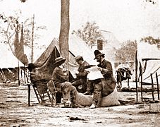 Brady (al centre) amb el general Ambrose Burnside (llegint un periòdic), presa després de l'atac a Fredericksburg.