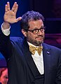 Il compositore Michael Giacchino fa il saluto vulcaniano all'evento della NASA Space, the Next Frontier, nel 2018