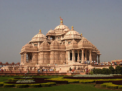 Akshardham, pemegang rekor Guiness sebagai kuil Hindu terbesar di dunia,[402] terletak di New Delhi, India.