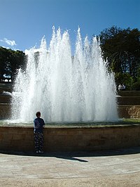 Fontaine, un des éléments aquatiques présents dans les jardins.