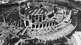 Vue aérienne de l'amphithéâtre depuis le sud.