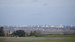 Vue d'Angers depuis le hameau du Pay. Au premier plan, le hameau de la Roche Sarrazin.