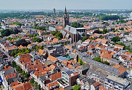 Delft merkezinin Nieuwe Kerk ve Oude Kerk kiliseleri ve bir yeldeğirmeni ile görüntüsü