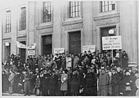 Fra NS' protestmøte på Universitetsplassen i Oslo tre dager etter at britiske torpedoer 13. september 1941 senket hurtigruteskipene DS «Barøy» og DS «Richard With» og drepte 211 mennesker, de fleste sivile. På plakatene står «Ned med jøssingerne» og «Til kamp mot engelske røvere og norske jøssinger». NS-arrangørene hilste demonstranter og skuelystne denne dagen med følgende tiltaleord: «Kampfeller, landsmenn, gjøssinger.»[1] Foto: NTBs krigsarkiv/Arkivverket