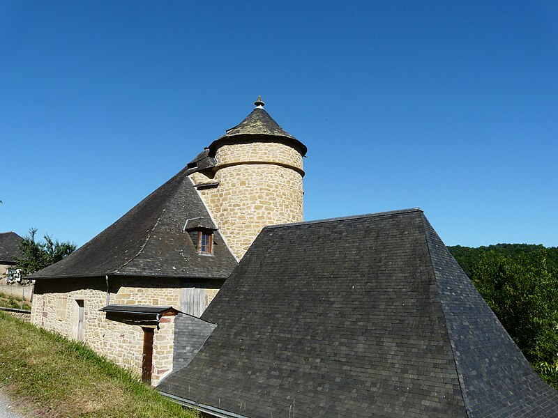 File:Ligneyrac maison avec tour (1).JPG