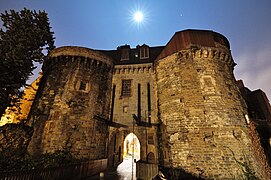 La puerta Mordelaise de noche en Rennes