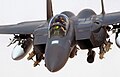 McDonnell Douglas F-15E Strike Eagle avec armes et réservoirs largables sous les ailes, et réservoirs conformes sous les emplantures.