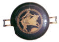 Kylix, ceramica a figure rosse 370 a.c. raffigura il ratto di Europa[227], tomba 32 necropoli di Poggio Sommavilla, archivio SBALazio Etruria Meridionale.