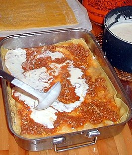 Bechamelsaus bij de bereiding van lasagne