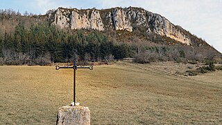 La "Croix du Facteur" et le pic des Sarrasis.