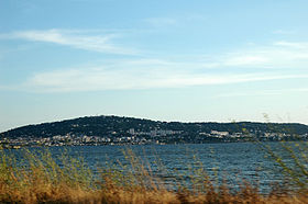 Vue du mont Saint-Clair depuis l'autre rive de l'étang de Thau.