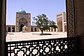 La cour de la mosquée Kalon.