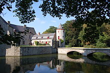 Les douves et le pont d'entrée du Château de Potelle au-dessus de la Rhonelle