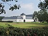 Boerderij Wahenges: de gevels en daken van alle gebouwen van de boerderij Wahenges en de bestrating van de binnenplaats, de structuur van de schuur, de structuur en het kader van de presentatie, de gewelven en de structuur van het hoofdgebouw, de kerk en zijn altaar gehecht aan het huis en het behang op de muren van de tweede kamer aan de rechterkant van de ingang van het hoofdgebouw