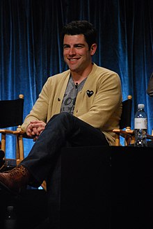 Max Greenfield interprète Sandy en 1984.