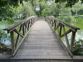 Pont en bois menant à Burnham Island.