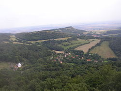 Pohled na Hradiště z rozhledny na Varhošti. V popředí ves Kundratice.