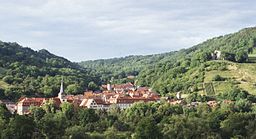 Ingelfingens gamla stad och slottrusten Lichteneck sett från Kocherslands norra sluttning.