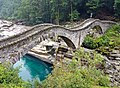 La ponto de saltoj super la rivero Verzasca