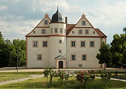 Schloss Koenigs Wusterhausen Nordfassade Sonnenlicht.jpg