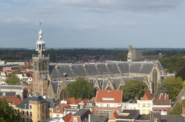 De Sint-Jan gezien vanaf de nabijgelegen Gouwekerk