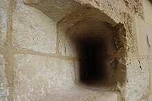 Vue d'une cavité dans le mur de l'église de la façade méridionale