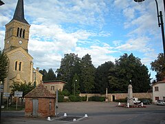 Noailly - Place de l'église.jpg