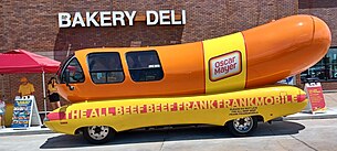 Oscar Mayer Wienermobile, замеченный в вариации «All Beef Beef Frankmobile» в Оклахома-Сити (2023 год)