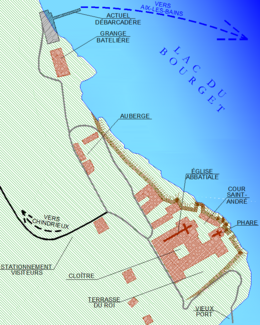 Carte à grande échelle représentant des bâtiments situés sur la rive occidentale d'un lac.