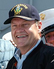 Buste d'un homme jovial portant une casquette.