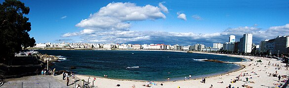 Panorámica de las playas de Riazor, Orzán y Matadero, que llegan a unirse en marea baja