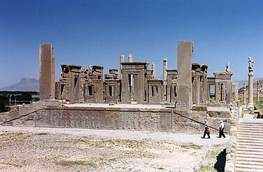 Escadaria sul da Tachara (Apadana em último plano)