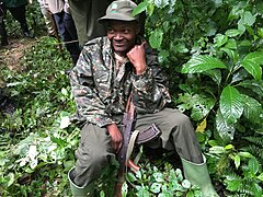 Guarda en el parque nacional Bwindi en Uganda