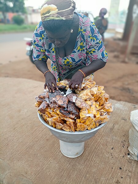 File:Revendeuse de ships de Banane plantain à Lomé (Togo) 05.jpg