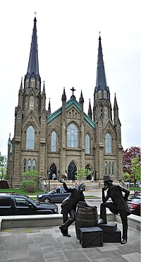 La basilique-cathédrale Saint-Dunstan et la sculpture des deux John Hamilton Gray à Charlottetown.