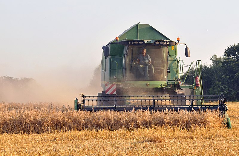 File:The combine John Deere W540 in the barley harvest.jpg