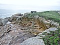 Falaise granitique près de la pointe du Talud, dont l'aspect a été modifié par l'exploitation en carrière à une date indéterminée.