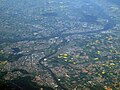 Gezicht op Rüsselsheim, met uitmonding van de Main (onder) in de Rijn (boven)