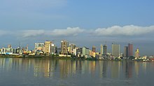 Immeubles au bord de la Lagune Ebrié à Abidjan