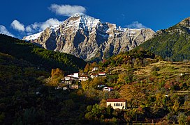 Vue du Neraïdórachi surplombant le village de Mesorroúgi.