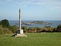 La Croix des veuves, pointe de la Trinité. Vue de l' île Saint-Riom au second plan