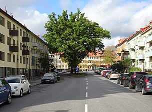 Essingestråket mot nordväst med Essingetorget i fonden.