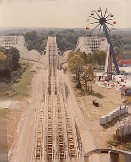 The Racer in Kings Island is een houten tweelingachtbaan met heen-en-teruglay-out.