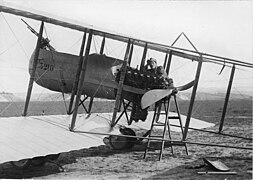 Les oiseaux de France en Roumanie, alignés sur un terrain d'aviation - Médiathèque de l'architecture et du patrimoine - AP62T103691.jpg