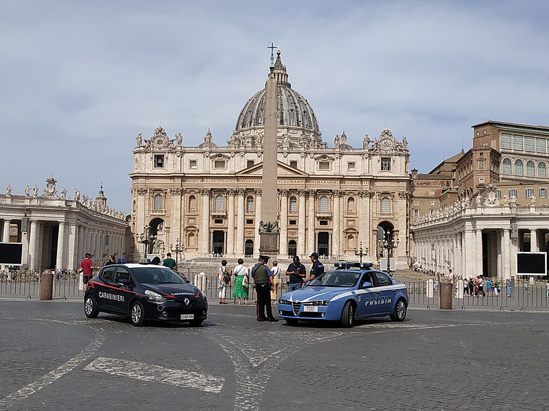 File:Polizia & Carabinieri in front of the Vatican (Rome) - 2.jpg