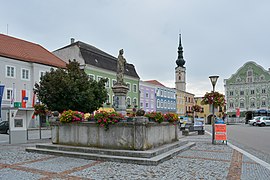 Obernberg aI Marktplatz Brunnen Kirche.jpg