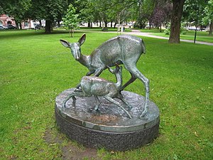 Hind med kid, Stadshusparken, Arvika.