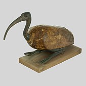 Figurina unui ibis; 664–525 î.Hr.; lemn și bronz; 30 cm; Muzeul de Arheologie din Cracovia (Cracovia, Polonia)